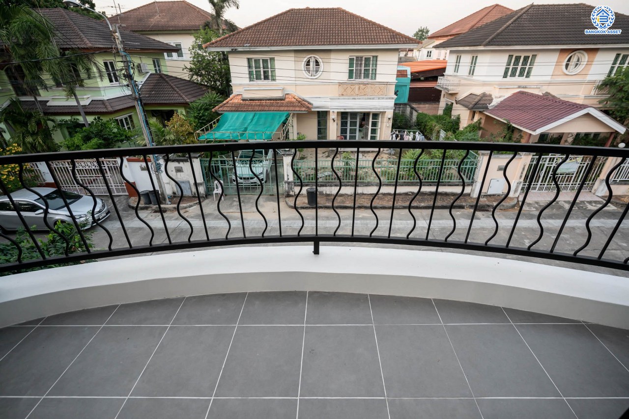 บ้านมือสองตกแต่งใหม่ แบรนด์ LH โครงการ ชัยพฤกษ์ วัดลาดปลาดุก ตอบโจทย์ทุกการอยู่อาศัย เนื้อที่ 106 ตร.ว. พื้นที่ใช้สอยมากถึง 225.5 ตร.ม. ฟังก์ชัน 3 ห้องนอน 4 ห้องน้ำ 1 ห้องแม่บ้าน จอดรถได้ 2 คัน บนทำเลดีที่สุด! ใกล้เซ็นทรัลเวสต์เกต ทางด่วน "กาญจนาภิเษก" และรถไฟฟ้าสายสีม่วง "สถานีคลองบางไผ่"